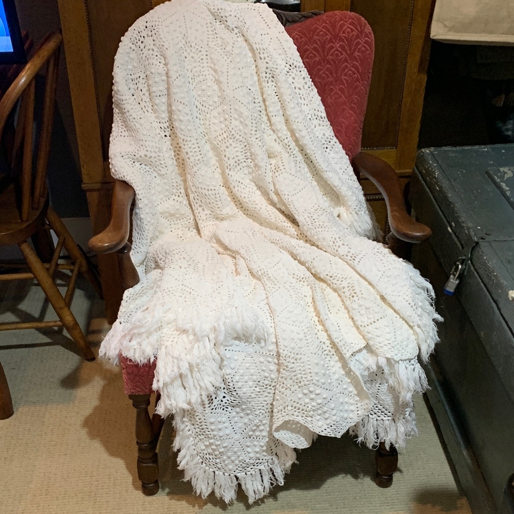Elegant Cream Crochet Throw Blanket
Excellent condition.